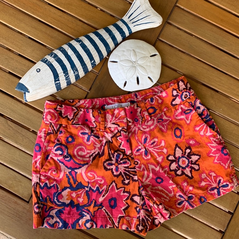 Adorable Colorful Ann Taylor Loft Shorts in a Size 0.